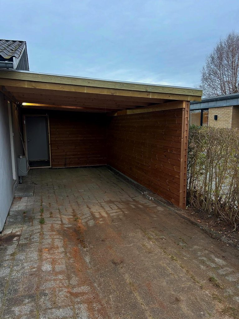 Carport i træ med redskabsrum