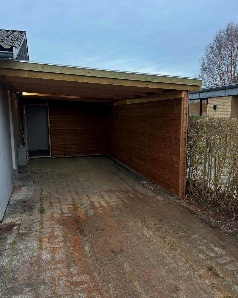 Carport i træ med redskabsrum