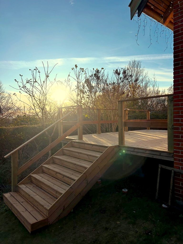 Hævet terrasse med trappe