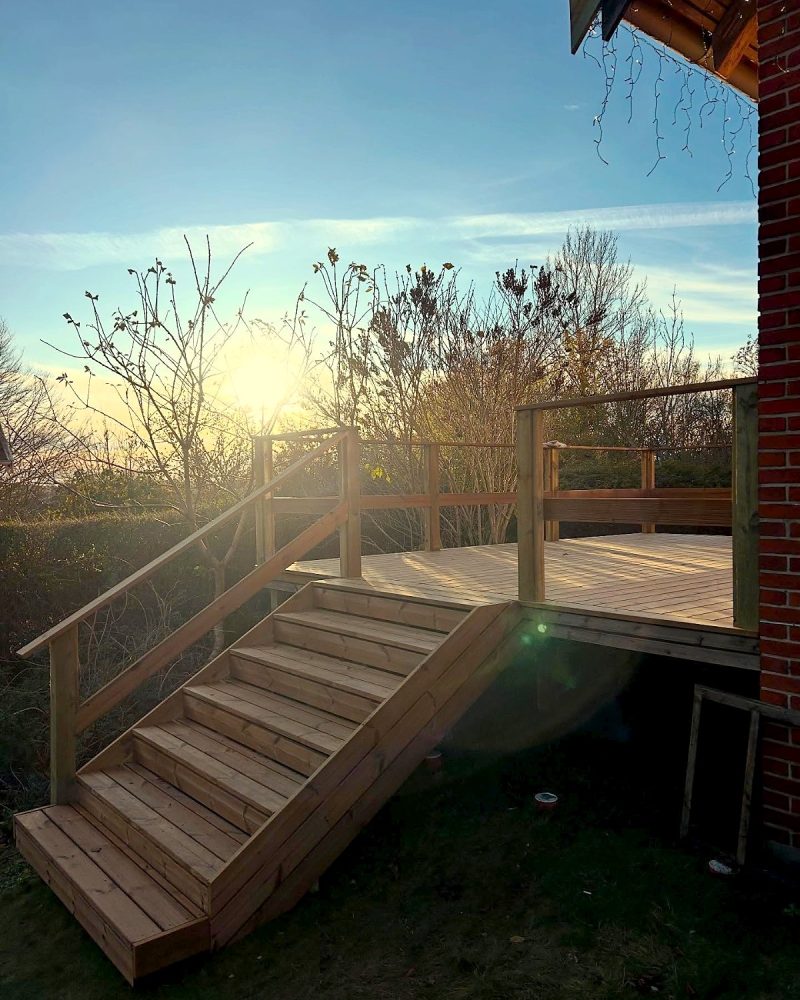 Hævet terrasse med trappe