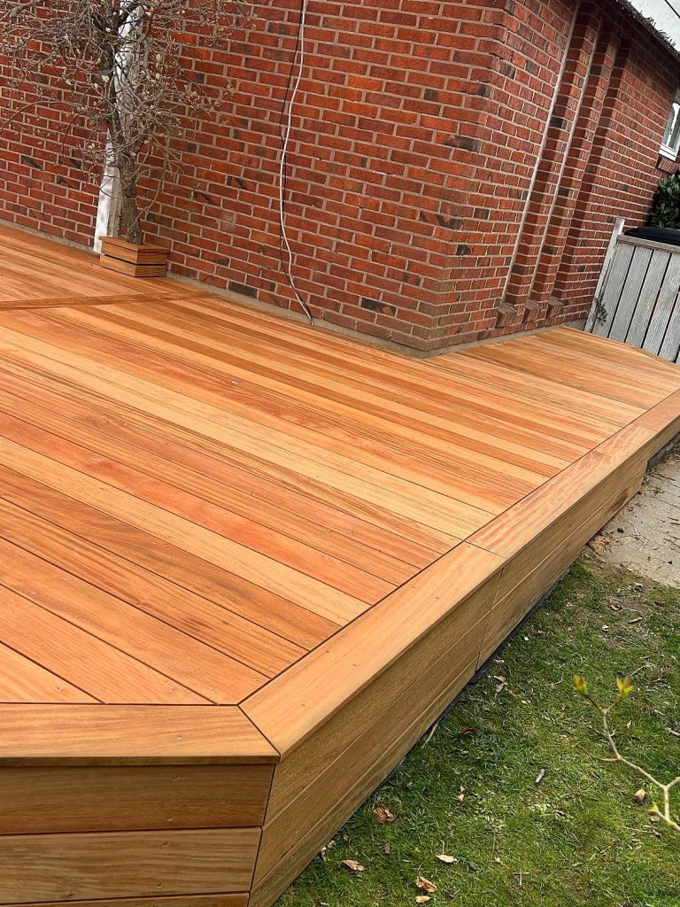Terrassens hjørne med inddækket kant
